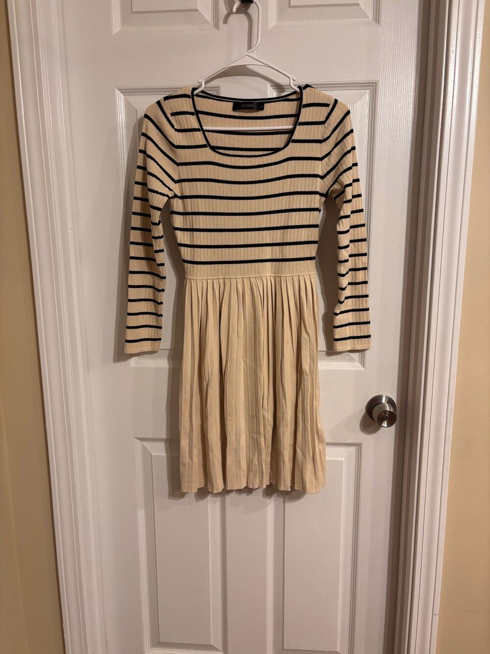 ZESICA Cream Black Striped Ribbed Knit Pleated Sweater Dress Size Small